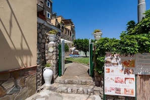 Guests can dine at the on-site restaurant, surrounded by lush greenery and beautiful architecture.