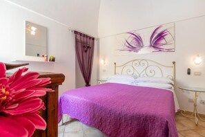 2 chambres, bureau, fer et planche à repasser, draps fournis