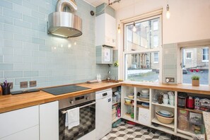 Fridge, oven, stovetop, dishwasher