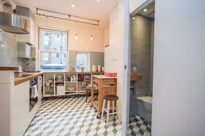 冷蔵庫、オーブン、コンロ、食器洗い機