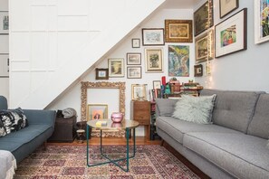 Books - CENTRAL LONDON SAYS IT ALL! Walking distance to all that London has to offer! (London)