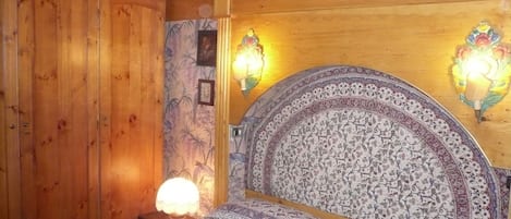 2 chambres, coffre-fort, bureau, fer et planche Ă repasser