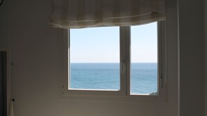 Une pièce dotée d’une seule fenêtre donnant sur la mer.
