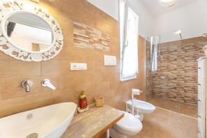 Douche, sèche-cheveux, bidet, serviettes fournies