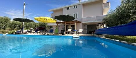 حمّام سباحة خارجي، حمّام سباحة مُدفَّأ، مظلات على حمّام السباحة