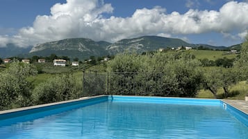 Una piscina al aire libre, una piscina climatizada, sombrillas, tumbonas