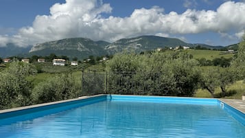 Piscina all'aperto, una piscina riscaldata