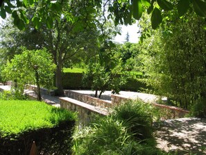 Property grounds - Manor house garden of 4500 m2. Pool and private barbecue. Near Tarragona (L'Aleixar)