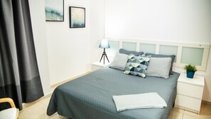 5 bedrooms, iron/ironing board, internet, bed sheets