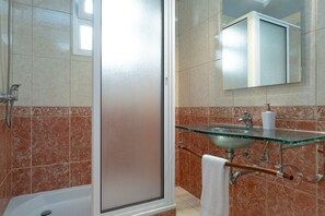 SĂšche-cheveux, serviettes fournies, savon, papier toilette