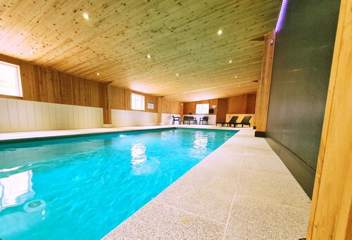 Gîte rural avec piscine intérieure chauffée et vue panoramique.