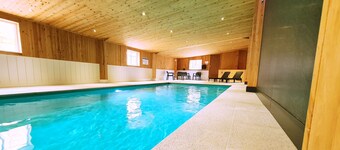 Country Cottage med indendørs opvarmet swimmingpool og panoramaudsigt.