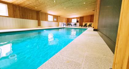 Gßte rural avec piscine intérieure chauffée et vue panoramique.