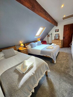 4 makuuhuonetta, silitysrauta/-lauta, ilmainen Wi-Fi, vuodevaatteet