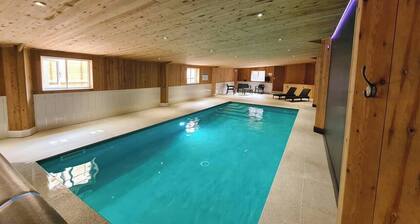 Landhaus mit beheiztem Innenpool und Panoramablick.