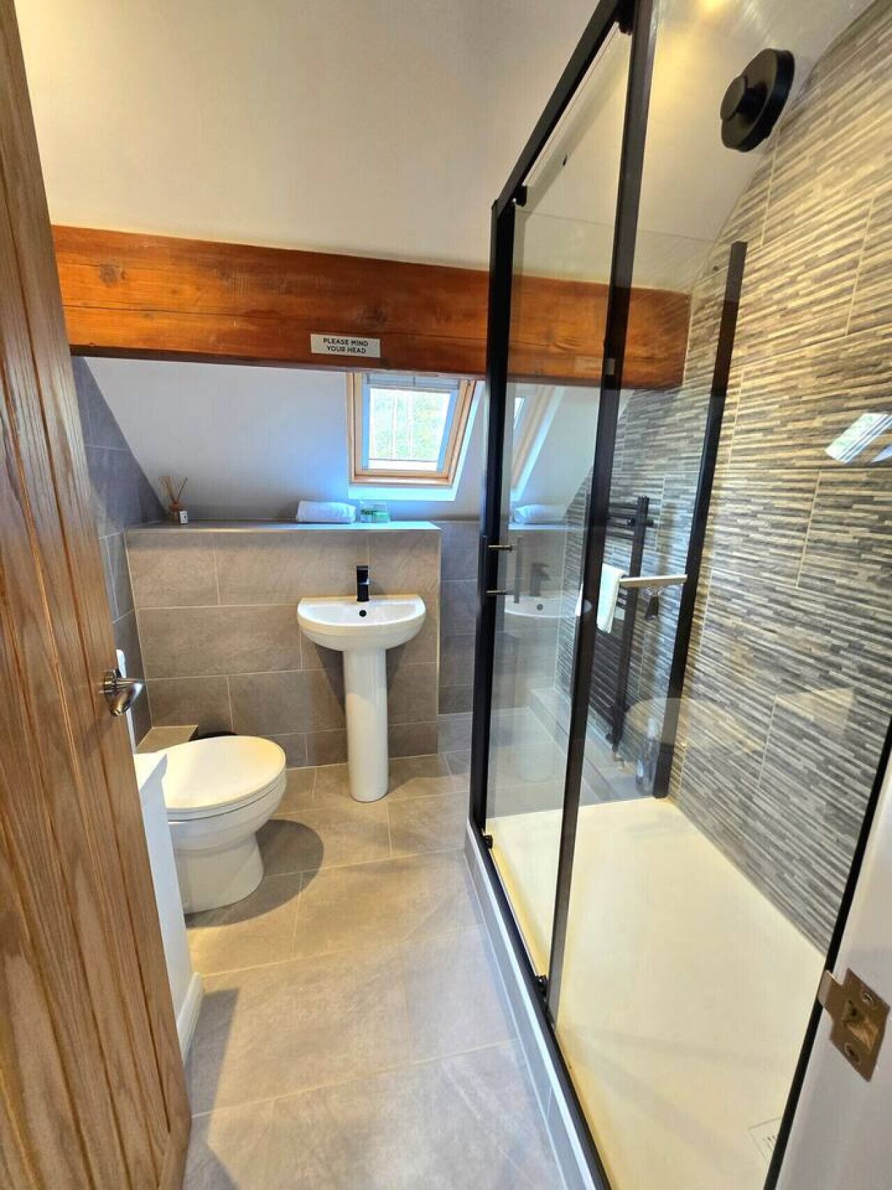 Combined shower/bathtub, hair dryer, towels