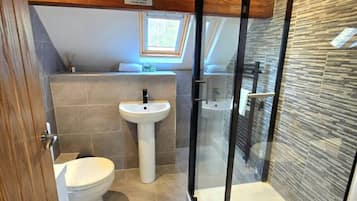 Combined shower/bathtub, hair dryer, towels