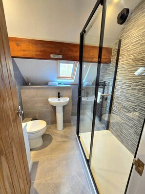 Combined shower/tub, hair dryer, towels - Country Cottage with Indoor heated swimming pool and panoramic views. (Hope Valley)