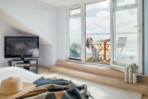 3 habitaciones, escritorio y tabla de planchar con plancha