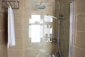 Een douche, een haardroger, handdoeken, toiletpapier