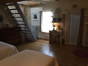 6 slaapkamers, een bureau, een strijkplank/strijkijzer, reisbedje