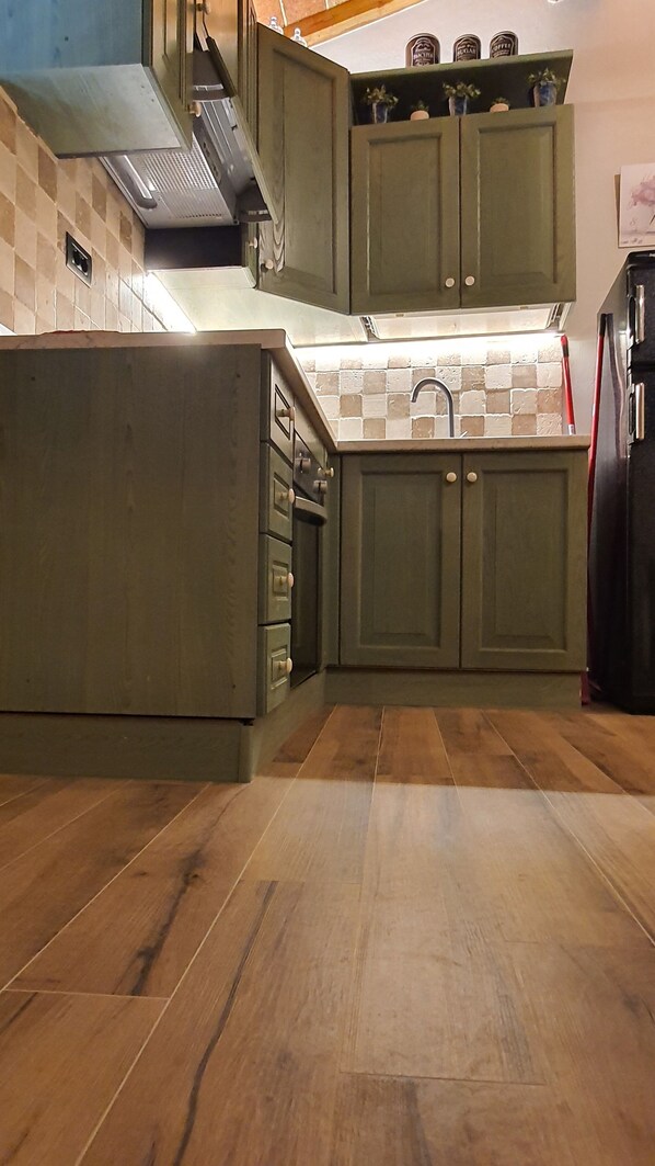 Kühlschrank, Mikrowelle, Ofen, Herdplatte