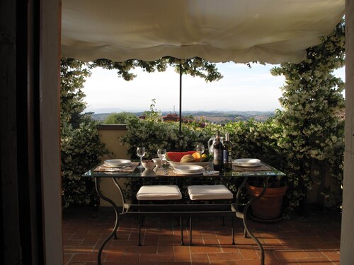 CHARMING APARTMENT IN THE MIDDLE OF TUSCANY WITH SWIMMING-POOL. WINE TASTINGS