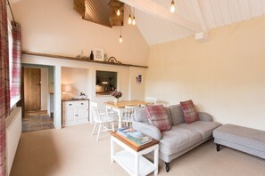Smart TV, DVD player, books, video library - The Linhay, Kings Nympton - Quiet, very rural thatched barn near great pub. (Kings Nympton)