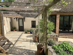 Terrace/patio - The Linhay, Kings Nympton - Quiet, very rural thatched barn near great pub. (Kings Nympton)