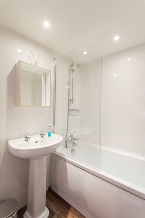 Combined shower/bathtub, hair dryer, towels, soap - The Linhay, Kings Nympton - Quiet, very rural thatched barn near great pub. (Kings Nympton)
