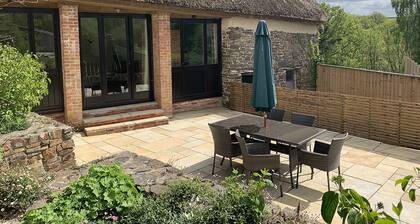 The Linhay, Kings Nympton - Quiet, very rural thatched barn near great pub.