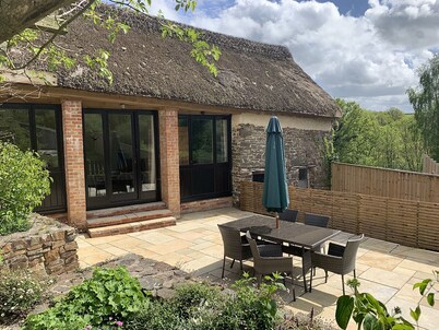 The Linhay, Kings Nympton - Quiet, very rural thatched barn near great pub.