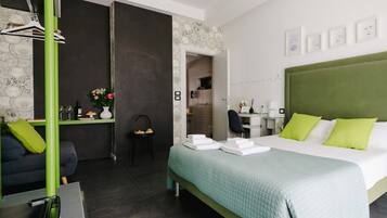 Deluxe-huone, 1 keskisuuri parisänky ja vuodesohva | Ylelliset vuodevaatteet, untuvapeitot, memory foam -patjalliset sängyt