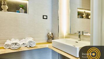 Deluxe-huone | Kylpyhuone | Suihku, hierova suihkupää, ilmaiset hygieniatuotteet, hiustenkuivaaja