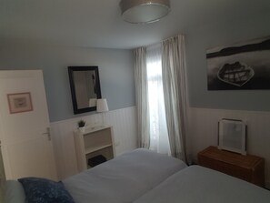 2 chambres, fer et planche à repasser, lit de bébé portatif