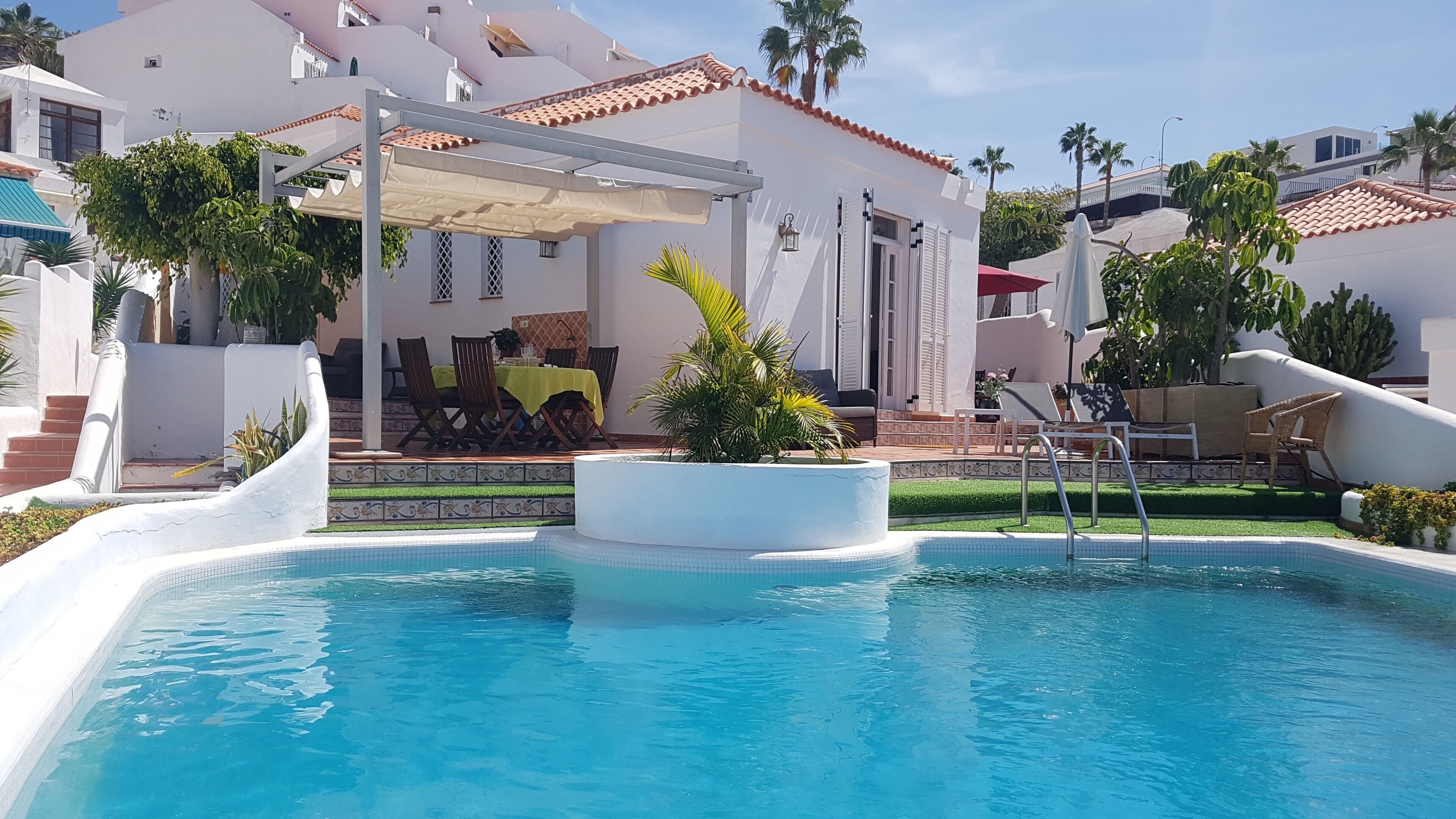 Lämmitetty uima-allas