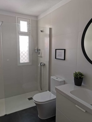 Badewanne, Haartrockner, BademĂ€ntel, HandtĂŒcher