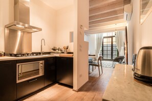 Geladeira, fogão, cooktop, lava-louças