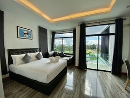 Family Suite | In-room safe, desk, laptop workspace, blackout drapes