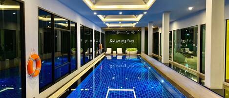 Piscine couverte, chaises longues