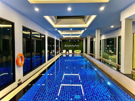 Indoor pool, sun loungers