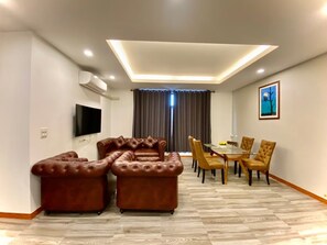 Luxury Suite | Área de sala de estar | Televisión de pantalla plana de 40 pulgadas con canales digitales 