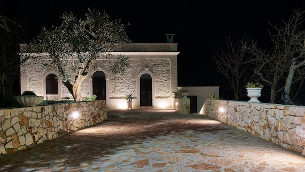 A stone building with arched doorways and a paved entrance. - Villa Valentina - Authentic Stone House in the heart of Puglia (Cisternino)