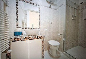 Een haardroger, een bidet, handdoeken, zeep