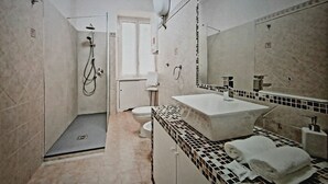 A bathroom with a shower, toilet, and sink. - CASA MINERVA: The Best apartment near Coloseum 5☆ (Roma)