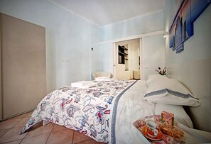 3 habitaciones, tabla de planchar con plancha y cuna de viaje 