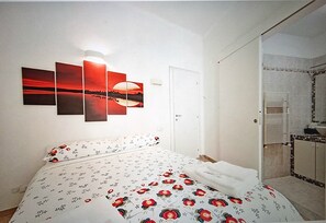 3 habitaciones, tabla de planchar con plancha y cuna de viaje 