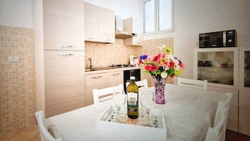 Kühlschrank, Mikrowelle, Ofen, Herdplatte