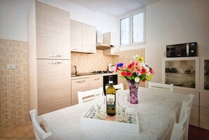 Kjøleskap, mikrobølgeovn, ovn og kokeplater