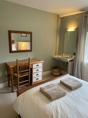3 bedrooms, desk, iron/ironing board, WiFi
